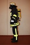 Feuerwehrmann mit angelegtem Atemschutzgerät
